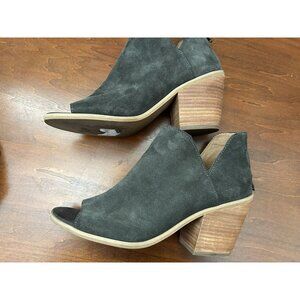 Susina Dark Green Gray Carina suede peep toe bootie stacked heel size 8M